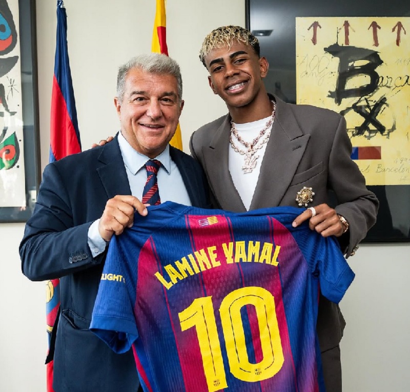 Wonderkid Barcelona Lamine Yamal kenakan nomor punggun ikonik 10 untuk musim depan. Sejak debut dia selalu berganti nomor punggun setiap musimnya.
