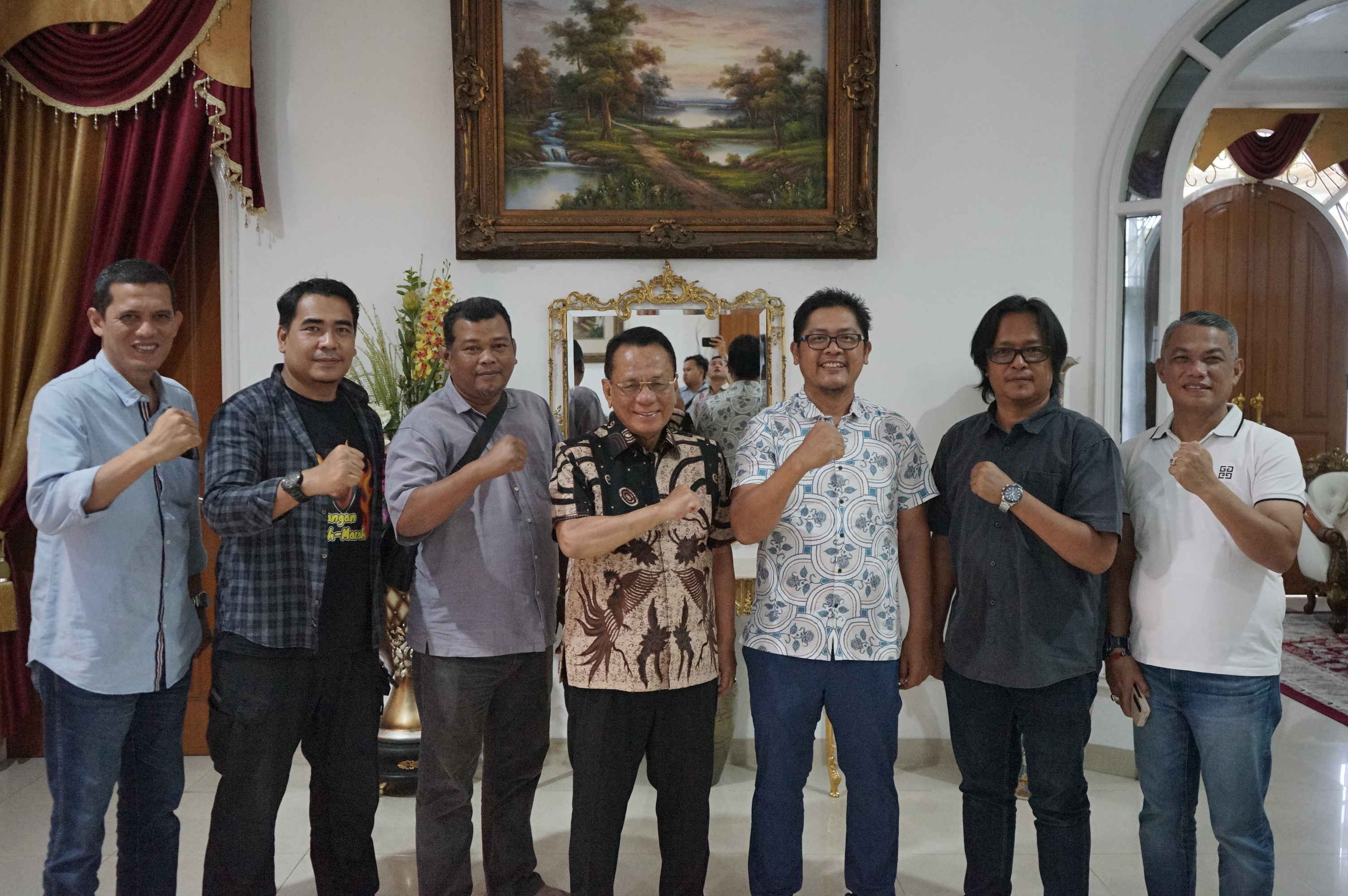 Bupati Rohil H. Bistamam (tengah) foto bersama CEO Riau Pos Grup Ahmad Dardiri (tiga kanan), Direktur Riau Pos Firman Agus (dua kanan),  Pempred RTV Heru Rinaldo (dua kiri), Manager Keuangan RTV Hidayat Algeri (kiri), Kabag Pendapatan RTV Yancahyadi (tiga