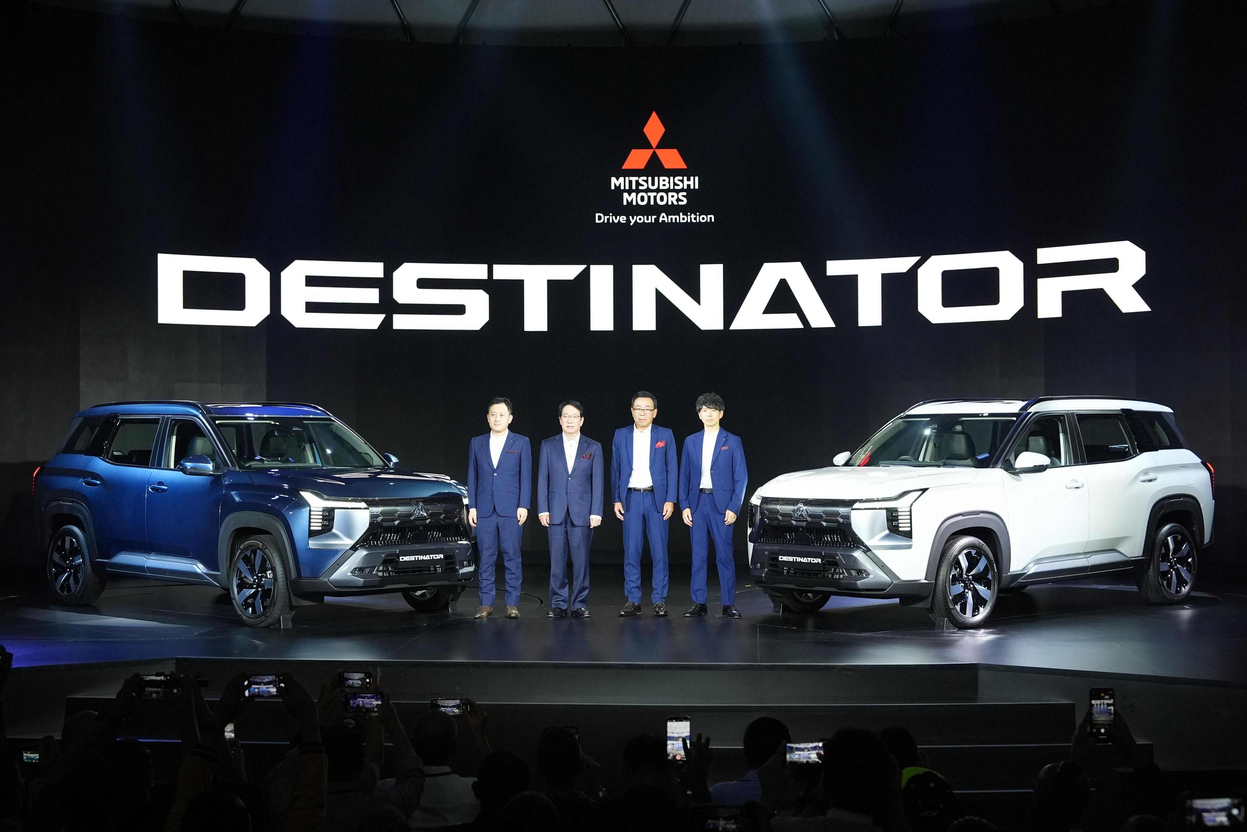 Manajemen Mitsubishu Motors berdiri di antara Mitsubishi All-New  Destinator yang diluncurkan di Jakata, Kamis (17/7/2025