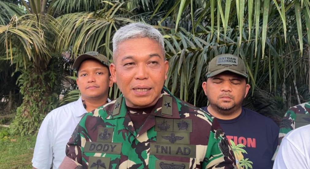 Komandan Satuan Tugas Penertiban Kawasan Hutan Mayjen TNI Dody Triwinarto memberikan keterangan usai menerima penyerahan kebun sawit milik Kelompok Tani Bersatu, Kamis (17/7/2025).