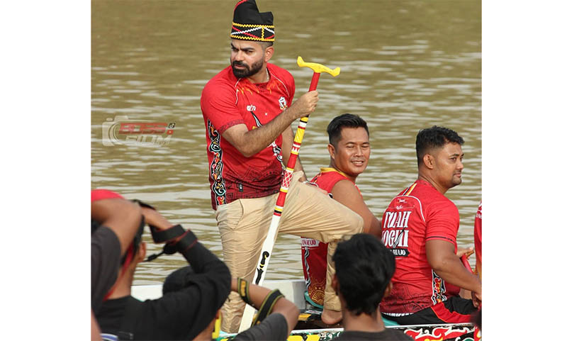 Joe Hattab, Youtuber dari Yordania ikut naik jalur saat anak pacu latihan di arena pacu jalur Rayon IV Tepian Datuk Bandaro Lelo Budi Kari Kecamatan Kuantan Tengah, Kamis (17/7/2025). foto Panpel pacu