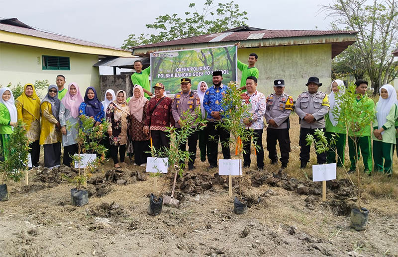 Kapolsek Bangko AKP Buyung Kardinal foto bersama peserta aksi penghijauan di halaman SMAN 2 Bangko di Bagansiapiapi, Kamis (17/7/2025).