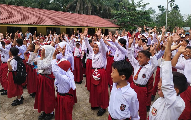 Peserta didik jenjang SD negeri di salah satu sekolah dalam wilayah Kecamatan Rengat Barat saat mengikuti MPLS, Kamis (17/7/2025).
