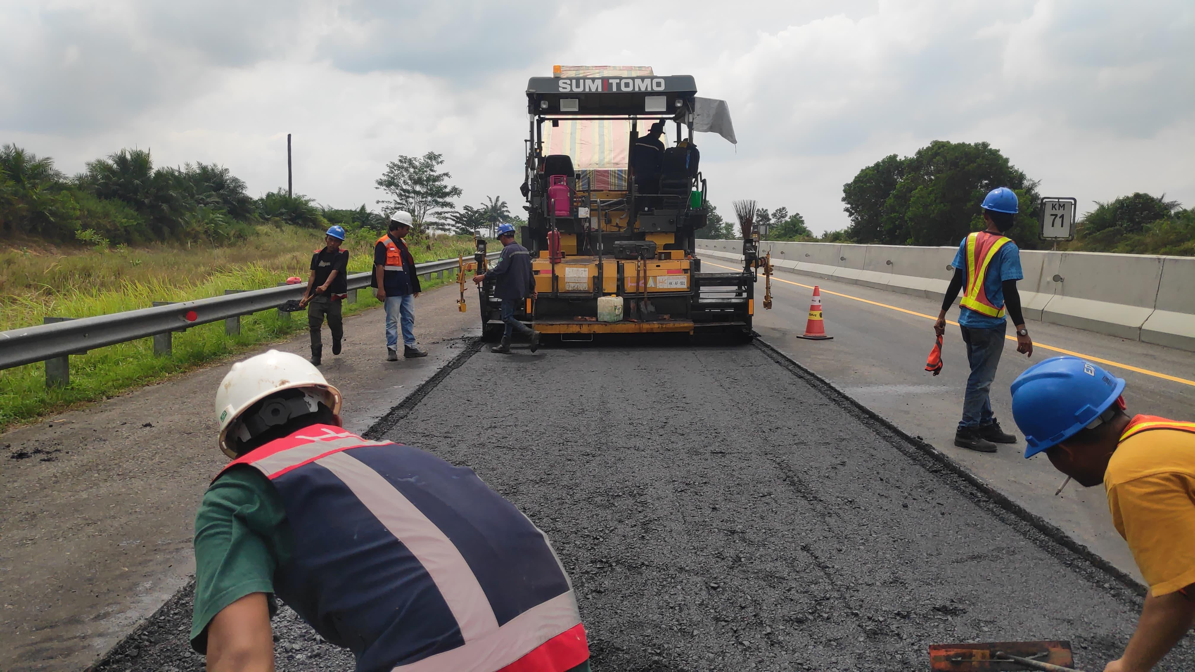 Petugas tengah melakukan perbaikan pada salah satu titik di ruas Jalan rusak di Tol Pekanbaru-Dumai, pemeliharaan rutin ini terus digesa pada Juli 2025.