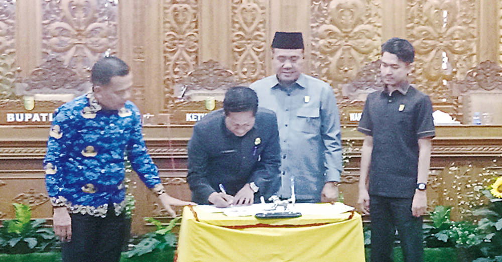Wakil Bupati Kuansing menandatangani KUA PPAS Perubahan 2025, disaksikan Ketua DPRD Kuansing bersama Wakil Ketua I DPRD Kuansing di gedung DPRD Kuansing, Kamis (17/7/2025).
