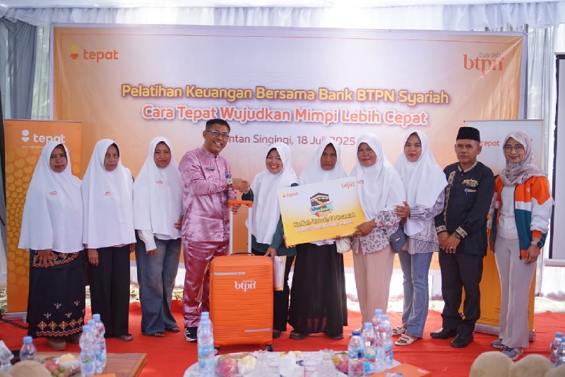 Direktur BTPN Syariah Dewi Nuzulianti,  Sekdin Koperasi dan Perdagangan Djunaidi, Sekcam Pucuk Rantau, Sihandri, Mira Arianti, Ketua Sentra Potai atau salah satu nasabah BTPN Syariah.