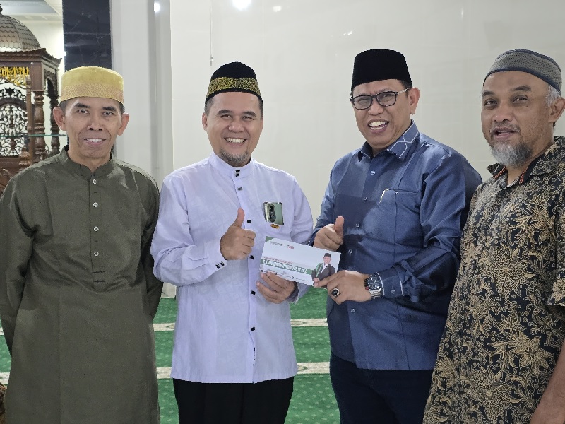 Anggota DPD asal Daerah Pemilihan Riau KH Muhammad Mursyid saat menyerahkan bantuan kepada pihak Yayasan Pendidikan MDA & MTs Ash Shidiq, Jumat (18/7/2025).
