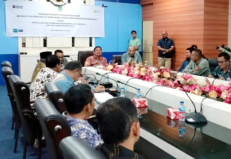 Wabup Rohul H Syafaruddin Poti didampingi Manager PLN UP3 Bangkinang Try Haryanto dan Sekda Rohul Muhammad Zaki memberikan arahan terkait penertiban abel optik di ruang rapat lantai 3.