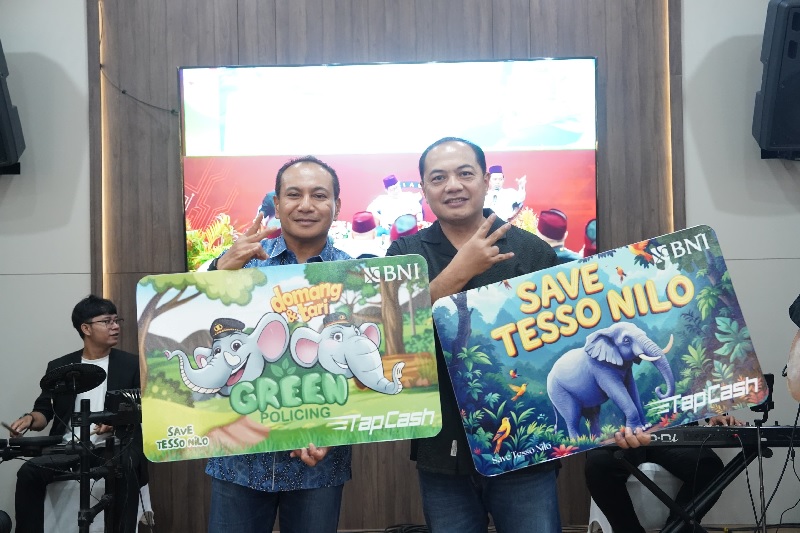 Penyerahan Tapcash Edisi Save Tesso Nilo ini secara simbolis di serahkan oleh RCEO BNI Wilayah 02 Bpk. Khairul Salam (kanan) kepada Kapolda Riau Irjen Pol Dr Herry Heryawan SIK MH MHum (kiri), Kamis.
