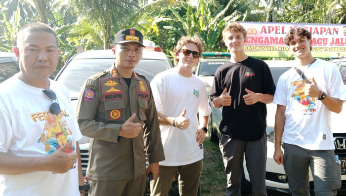 Dosen UIN Suska Pekanbaru Siswandi, Kasat Pol PP Kuansing Riokasyter bersama tiga pelajar Amerika Serikat usai menyaksikan pacu jalur Rayon IV di Tepian Datuk Bandaro Lelo Budi,  Jumat (18/7/2025)
