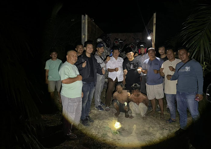 Kapolsek Lirik, Iptu Endang Kusma Jaya SH MH bersama personil saat menunjukkan barang bukti narkotika jenis Sabu, Kamis (17/7/2025).