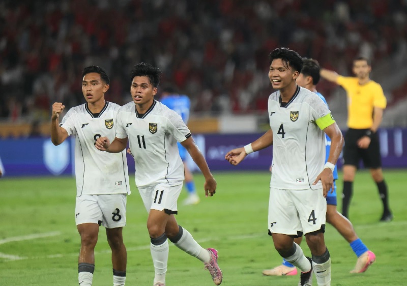 Selebrasi para pemain Timnas U-23 usai membobol gawang Filipina dalam pertandingan penyisihan Grup A Piala AFF U-23 2025 di SUGBK, Senayan, Jakarta, Jumat (18/7/2025).