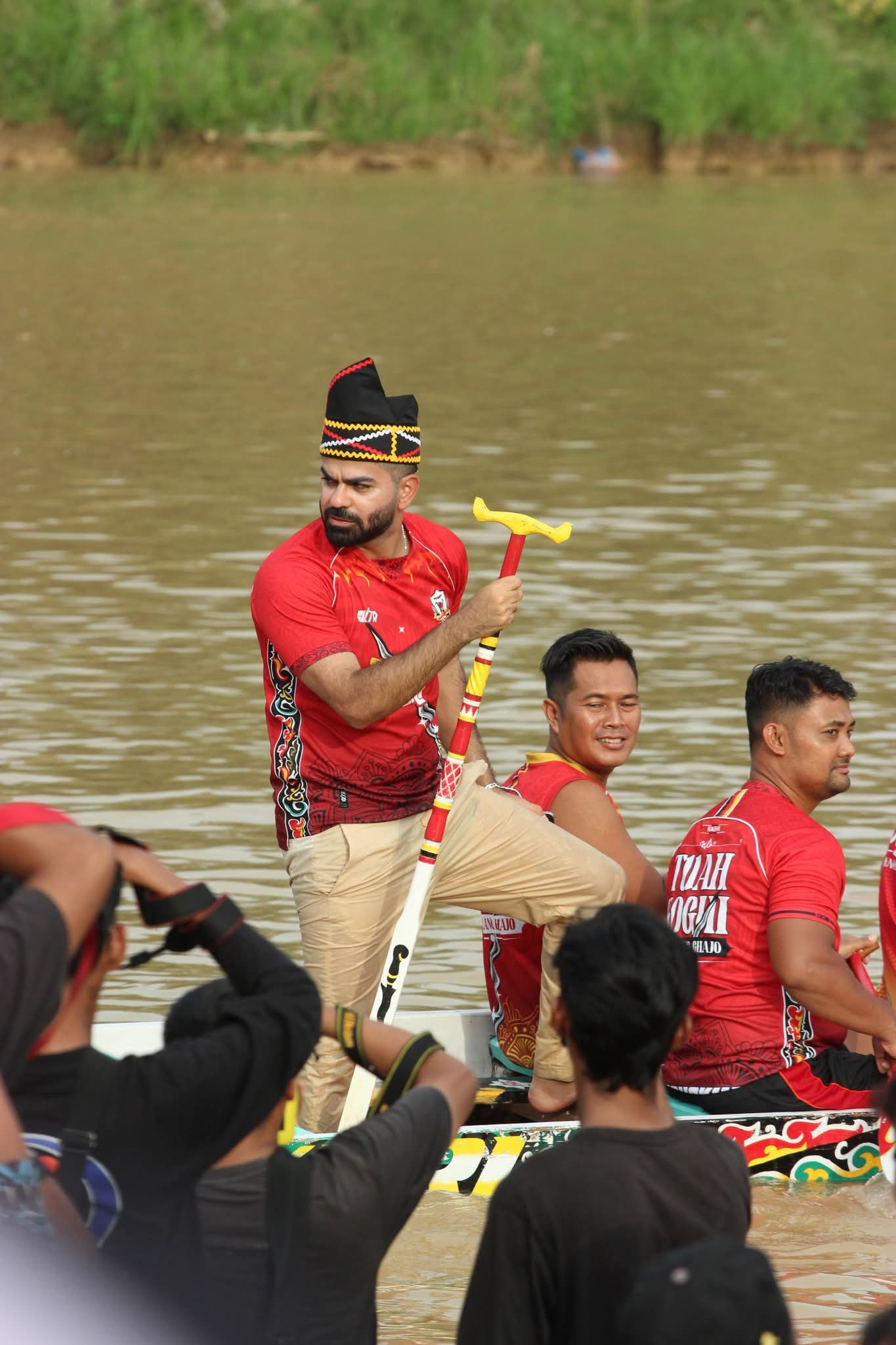 YouTuber asal Yordania Joe Hattab ikut Jalur Tuah Khogi Dubalang Ghajo yang melakukan uji coba arena Pacu Jalur Rayon IV di Tepian Datuk Bandaro Lelo Budi Kenegerian Kari, Kecamatan Kuantan Tengah