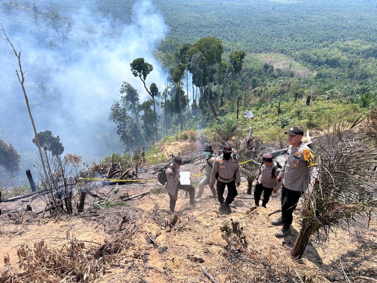 Personel Polres Rokan Hulu melakukan verifikasi titik api dan upaya pemadaman Karhutla di daerah perbukitan di Desa Rokan Koto Ruang Kecamatan Rokan IV Koto, Jumat (18/7/2025).