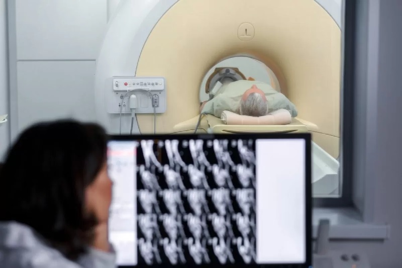 Ilustrasi seorang pasien diperiksa menggunakan mesin MRI.