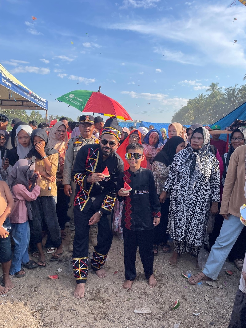 Joe Hattab bersama Rayyan Arkan Dikha sebelum berpacu di hari pertama Pacu Jalur Rayon IV di Tepian Datuk Bandaro Lelo Budi Kari, Kecamatan Kuantan Tengah, Jumat (18/7/2025). pengurus Jalu