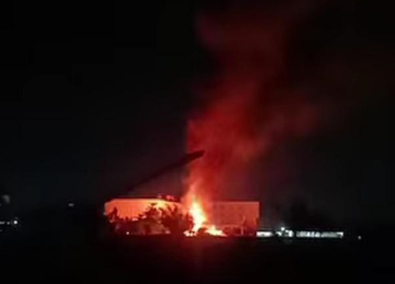 Tumpakan sampah bambu terbakar hingga menghanguskan dapur rumah milik warga di Jalan Arifin Achmad, Kelurahan Tangkerang Tengah, Kecamatan Marpoyan Damai, pada Jumat (18/7/2025) malam.