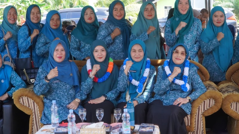 Ketua TP PKK Rohil Hj Basyariah dan pengurus mendampingi Ketua TP PKK Riau Hj Henny Sasmita Wahid pada saat berkunjung ke posyandu Cempaka di Kepenghuluan Parit Aman, Bangko, Sabtu (19/7/2025).