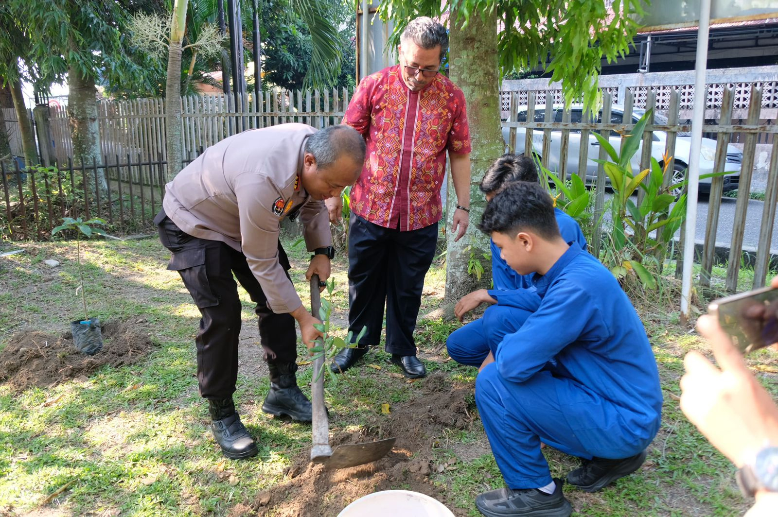 Kabid Humas Polda Riau Kombes Pol Anom Karibianto saat melakukan penanaman pohon, Jumat (18/7/2025).