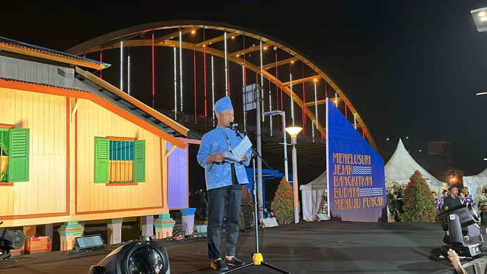 Wako Pekanbaru Agung Nugroho, untuk pertama kalinya tampil membacakan puisi di hadapan masyarakat, Sabtu (19/7/2025) malam.