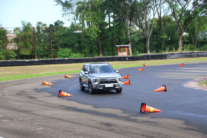All-New Mitsubishi Destinator saat melintasi trek jalan licin di Sirkuit Sentul, Bogor.