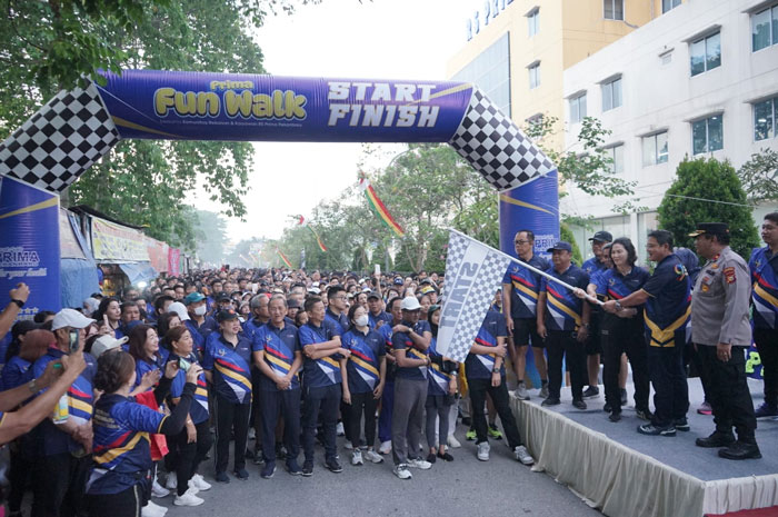 Suasana pelepasan Fun Walk dalam rangka HUT RS Prima ke - 9 di depan RS Prima Pekanbaru, Ahad (20/7/2025).