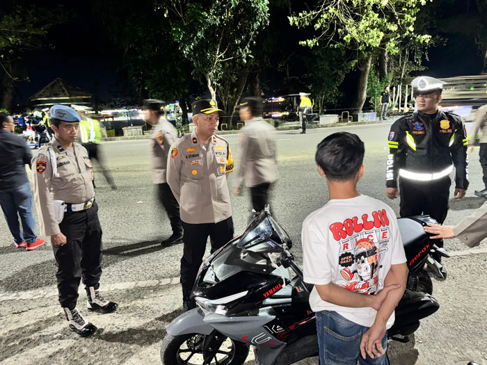 Wakapolres Inhu, Kompol Manapar Situmeang SH SIK MH (dua dari kiri) saat memimpin Operasi Patuh di depan kawasan Danau Raja Rengat, Sabtu (19/7/2025).