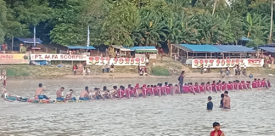 Jalur Lompatan Keramat Panjang Desa Pulau Baru Kopah, Kecamatan Kuantan Tengah keluar sebagai juara I Pacu Jalur Rayon IV, Tepian Datuk Bandaro Lelo Budi Kecamatan Kuantan Tengah tahun 2025, dalam lag