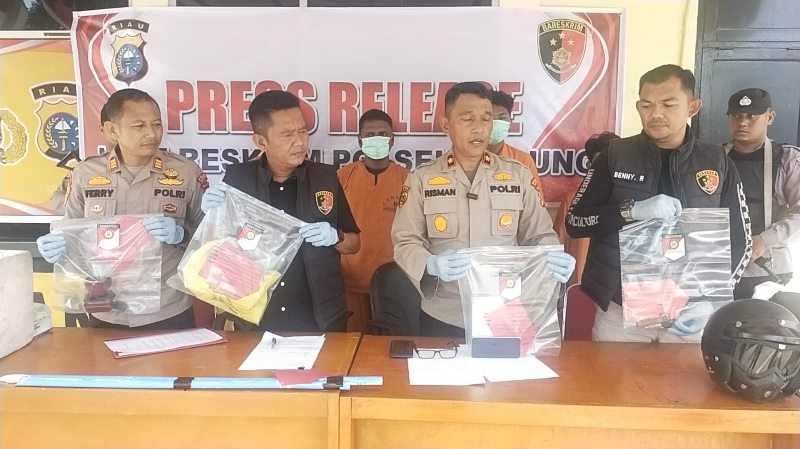 Kapolsek Tapung Kompol David Harisman menyampaikan keterangan berhasil mengungkap k dua kasus tindak pidana yang meresahkan masyarakat, yakni pengeroyokan dan pencurian dengan pemberatan (curat), Sabt