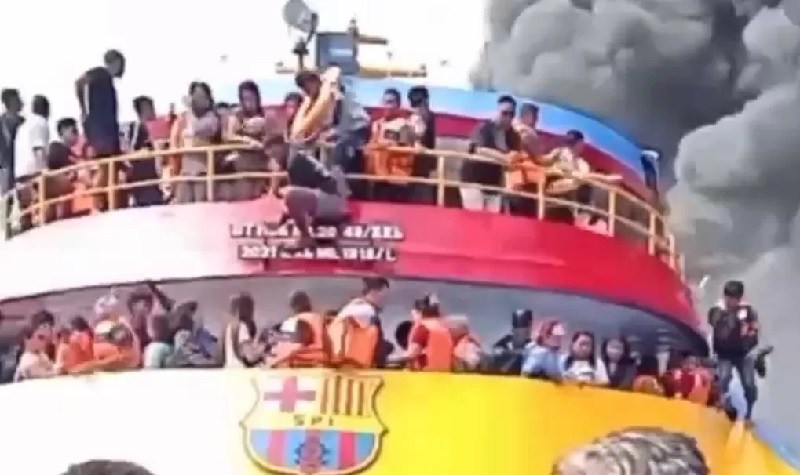 Kapal Motor (KM) Barcelona VA terbakar saat melintas di Perairan Pulau Talise, Kecamatan Likupang Barat, Kabupaten Minahasa Utara, Ahad (20/7/2025).