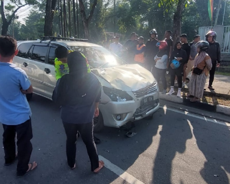 Petugas tengah melakukan olah TKP di lokasi kejadian di depan kantor Lembaga Pengembangan Tilawatil Quran (LPTQ) di Kecamatan Bukit Raya Pekanbaru, pada Ahad (20/7/2025) pagi.