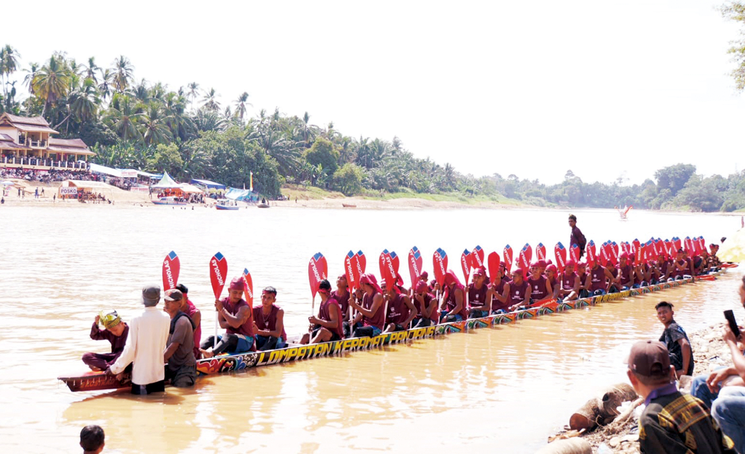 Jalur Lompatan Keramat Panjang Desa Pulau Baru Kopah, Kecamatan Kuantan Tengah menjadi juara Pacu Jalur Rayon IV Tepian Datuk Bandaro Lelo Budi, Kenegerian Kari,Ahad (20/7/2025).