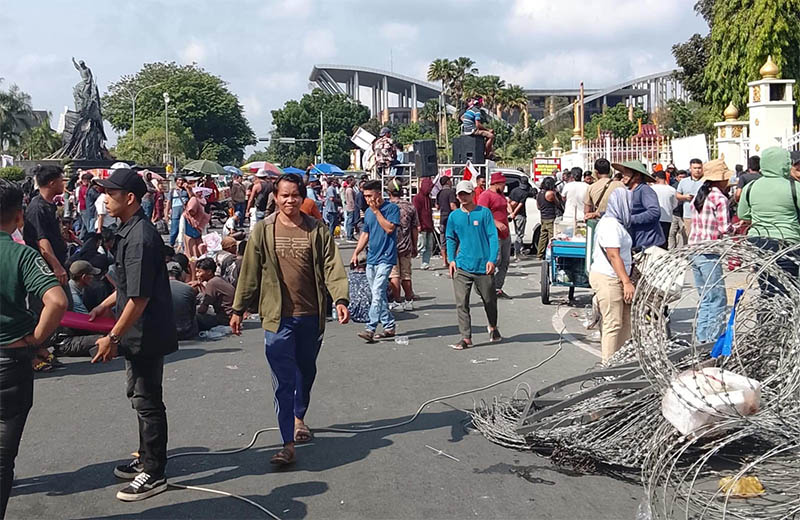 Suasana unjuk rasa massa yang tergabung dalam Aliansi Mahasiswa dan Masyarakat Pelalawan (AMMP) di Kantor Gubernur Riau , Senin (21/7/2025).