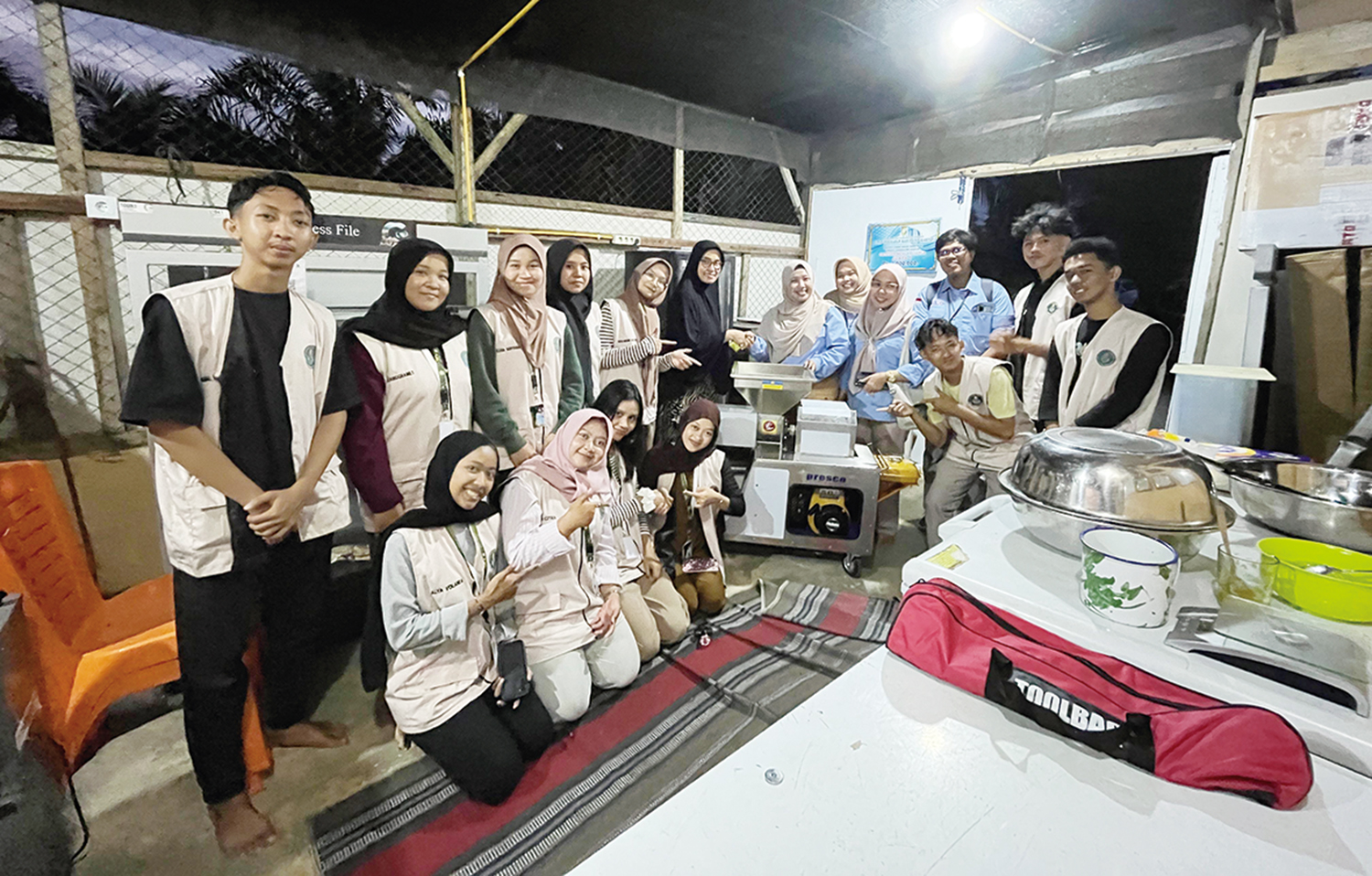 Tim Pengabdian Dosen Bersama Kukerta MBKM Unri foto bersama usai penyerahan mesin peras nanas kepada Kelompok Tani Ponari Desa Rimbo Panjang, Kecamatan Tambang, Kabupaten Kampar, Kamis (17/7/2025).