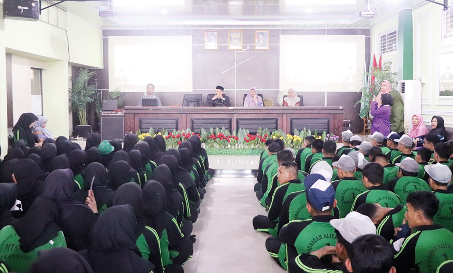 Para siswa baru MAN 1 Pekanbaru mendengarkan pengarahan pimpinan Kanwil Kemenag Riau dan pimpinan sekolah, baru-baru ini.