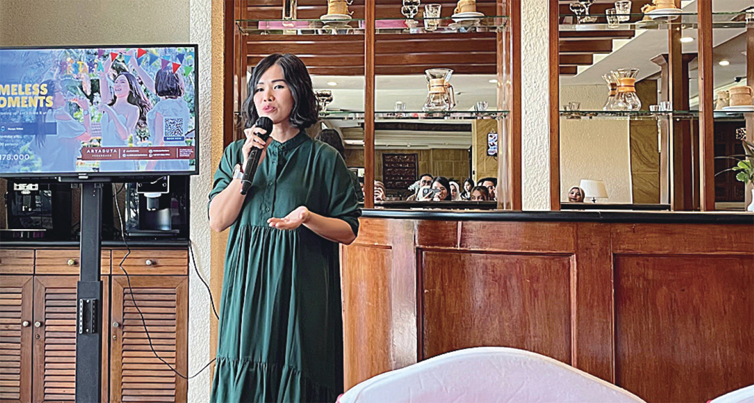 General Manager Aryaduta Hotel Pekanbaru Asni Alexia Lim saat memberikan kata sambutan dalam acara launching program Pestaria, Jumat (18/7/2025).