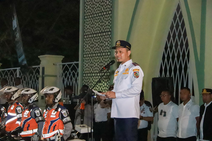 Wako Pekanbaru, Agung Nugroho saat memimpin apel malam bersama seluruh jajaran ASN dan non-ASN dari Dinas Perhubungan Kota Pekanbaru.