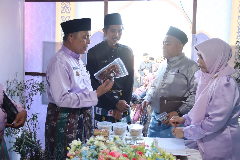 Bupati Inhil Herman ketika berkunjung ke stan bazar UMKM di MTQ ke-46 Kecamatan Tempuling, beberapa hari lalu.