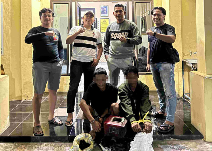 Dua tersangka pencurian mesin diesel diamankan di Polsek Rupat Utara, Senin (21/7/2025).