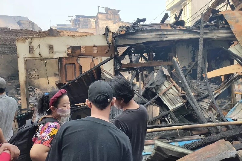Kebakaran besar melanda kawasan padat penduduk di Jl. Duri Utara I, Kelurahan Duri Utara, Kecamatan Tambora, Jakarta Barat, Senin (21/7).