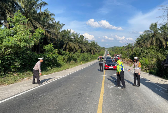 Personil Sat Lantas Polres Pelalawan melakukan olah TKP kecelakaan maut yang melibatkan tiga kendaraan yang mengakibatkan 5 orang meninggal, dan 4 luka ringan di Jalintim KM 50+700 Bandar Sei Kijang