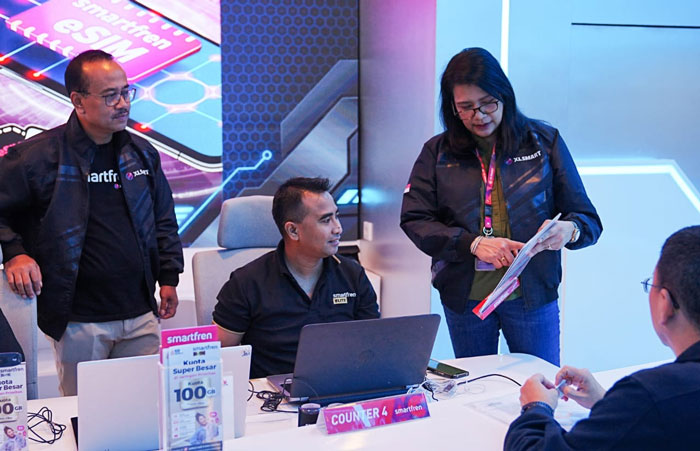 Chief Marketing Smartfren Officer XLSMART, Sukaca Purwokardjono (kiri), petugas Customer Care Galeri Smartfren (tengah) bersama Head Customer Succes XLSMART, Rochelle Camasosa (kanan)