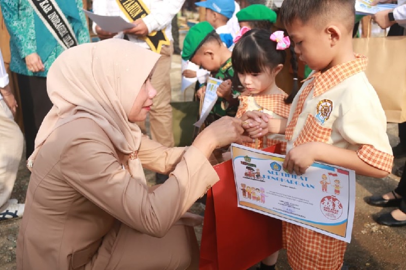 Wakil Bupati Inhil Yuliantini memberikan hadiah kepada pemenang lomba dalam peringatan hari anak nasional di Lapangan SMPN 1 Tembilahan, Senin (21/7/2025).