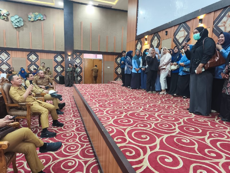 Wako Pekanbaru Agung Nugroho didampingi Pj Sekdako Pekanbaru Zulhelmi Arifin mendengarkan cerita dari THL yang membayar sejumlah uang untuk bisa masuk bekerja di RSD Madani, Senin (21/7/2025).