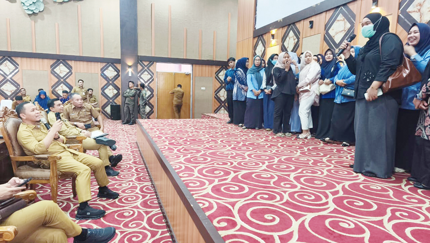 Wali Kota Pekanbaru Agung Nugroho didampingi Pj Sekko Pekanbaru Zulhelmi Arifin mendengarkan cerita Tenaga Harian Lepas RSD Madani yang membayar sejumlah uang untuk bisa masuk bekerja dalam pertemuan terbuka di Kompleks Perkantoran Tenayan Raya, Pekanbaru