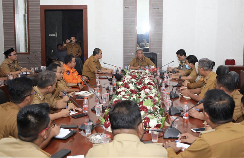 Bupati Anton ST MM memimpin rapat koordinasi percepatan penanganan Karhutla bersama Kepala OPD terkait dan camat, di ruang rapat Rumdis Bupati, Selasa (21/7/2025) petang.