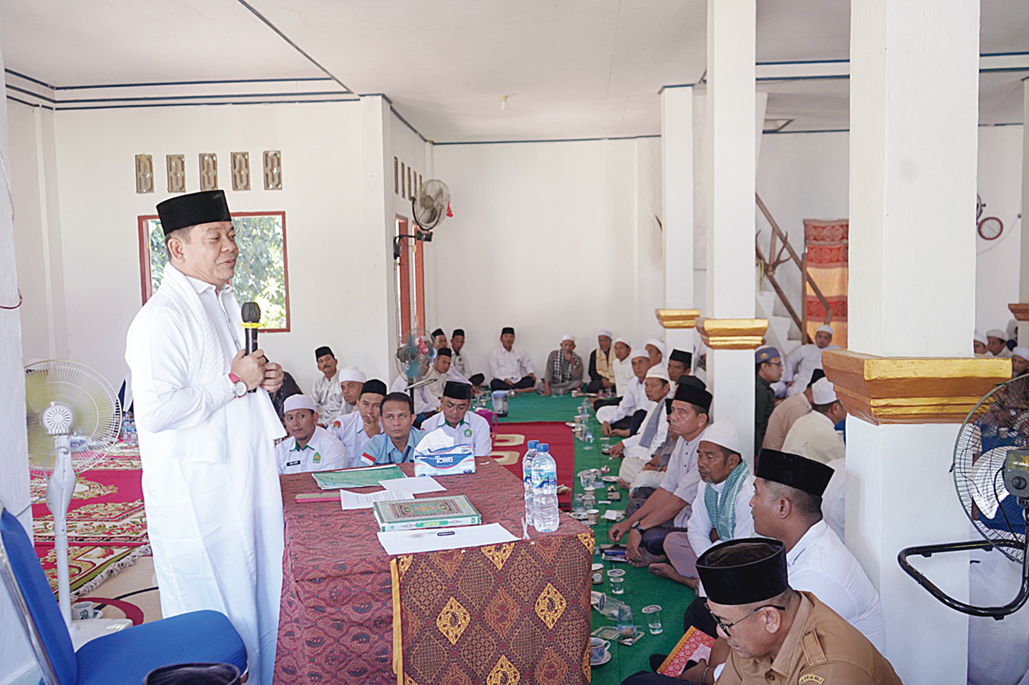 Wabup Rohul H Syafaruddin Poti SH MM memberikan sambutan dalam acara Haul ke-65 Syekh Muhammad Noer Rokan di Madrasah Surau Suluk Muara Musu Kecamatan Rambah, Senin (21/7/2025).