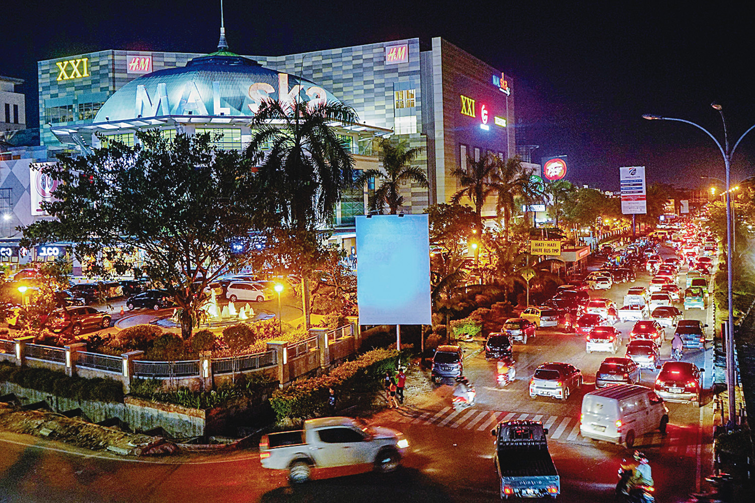 Mal SKA Pekanbaru di malam hari. Menyemarakkan Hari Anak Nasional 2025, Mal SKA akan menggelar beragam program menarik.