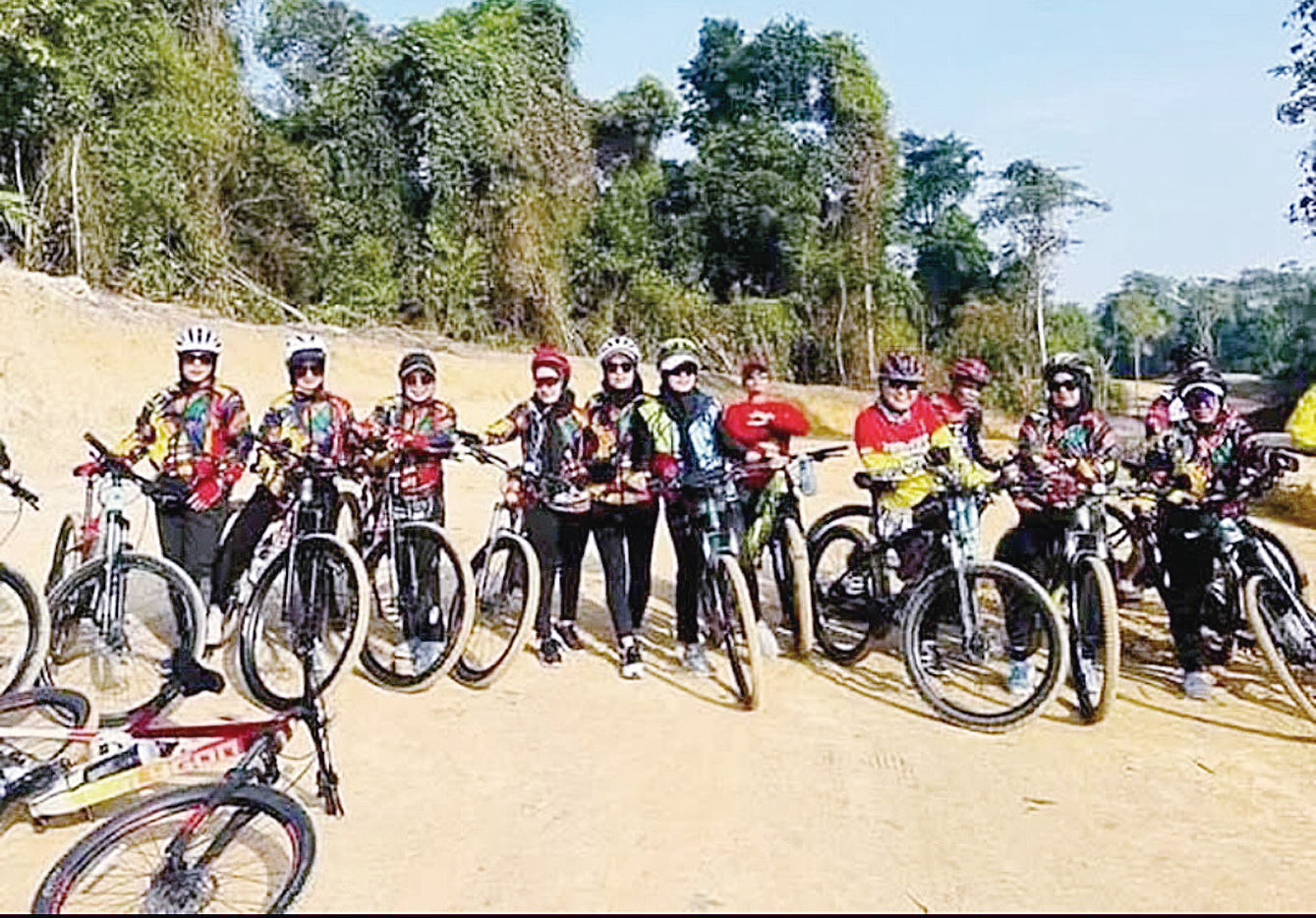 Tim Butterfly Bike Community Family foto bersama saat mengikuti kegiatan gowes, belum lama ini.