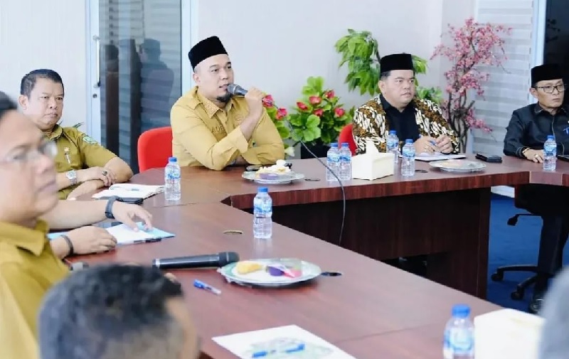 Bupati Inhu, Ade Agus Hartanto didampingi Wabup, Hendrizal dan Ketua DPRD, Sabtu Pradansyah Sinurat saat memimpin rapat rencana lokasi pembangunan Islamic center dan kantor DPRD, Senin (21/7/2025).